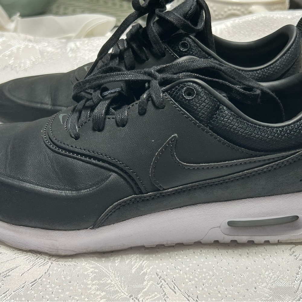 Nike Men's Black Sneakers with White Sole